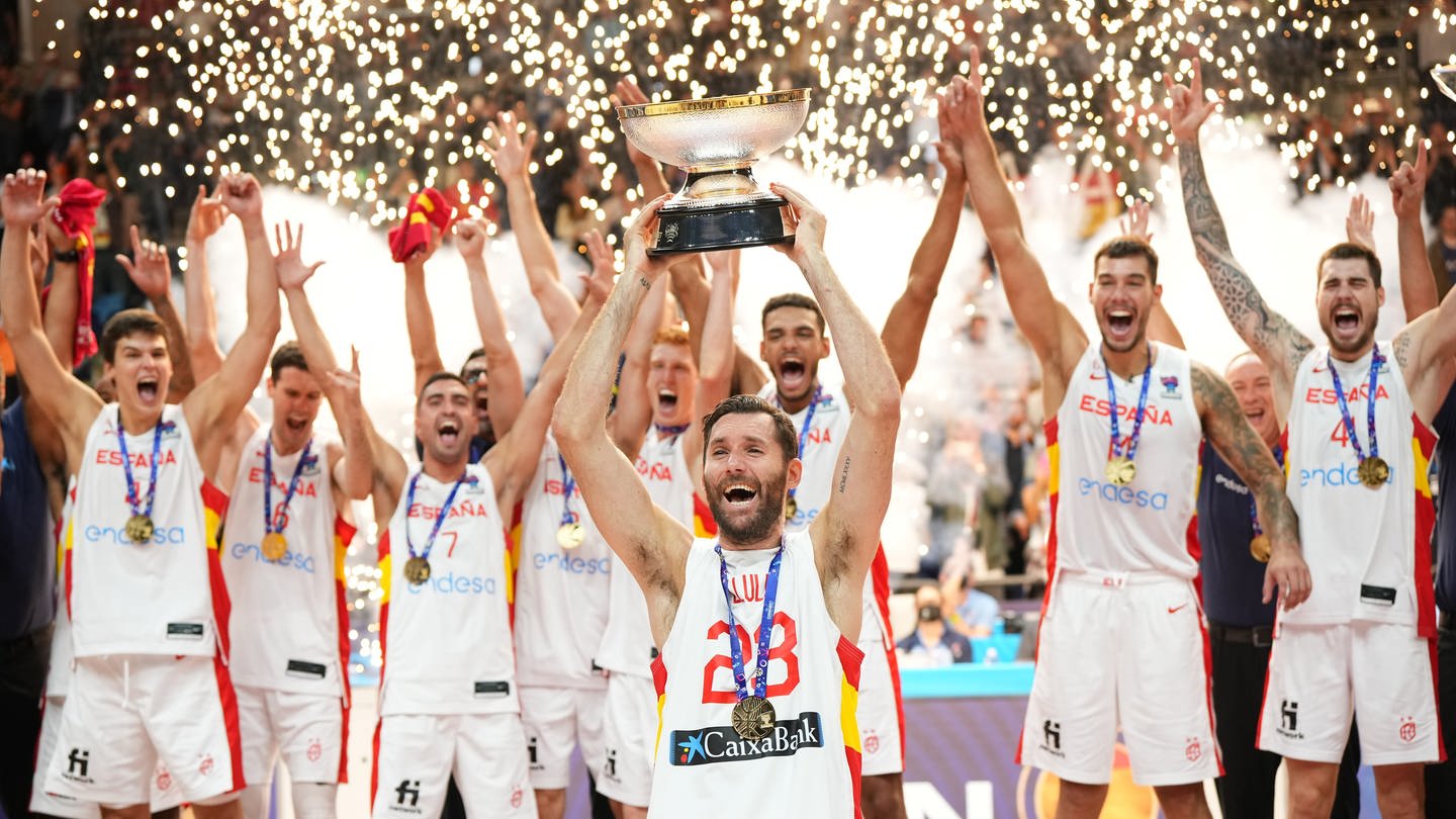 Basketball: Die spanischen Spieler jubeln über den Europameister-Titel