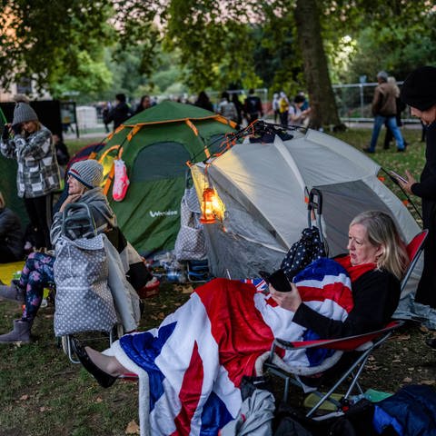 Menschen campieren auf der Mall am Vorabend der Beerdigung von Königin Elizabeth II.  (Foto: dpa Bildfunk, Picture Alliance)