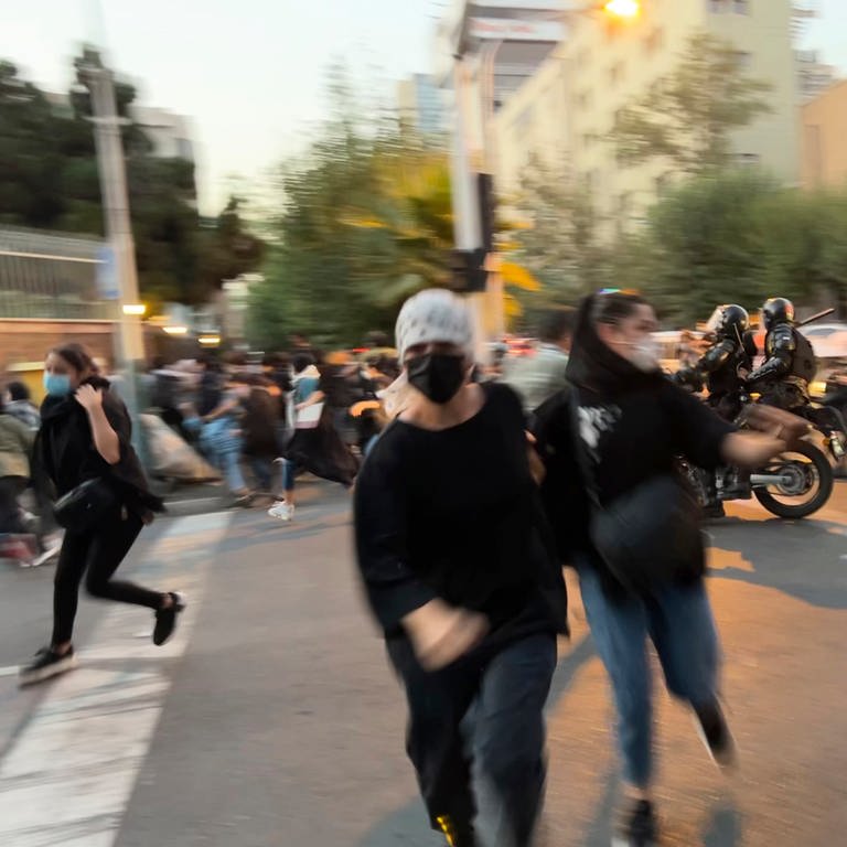 Auf diesem Bild vom Montag, 19. September 2022, das von einer nicht bei Associated Press angestellten Person aufgenommen und von AP außerhalb des Irans beschafft wurde, fliehen Frauen vor der Polizei während eines Protestes  (Foto: dpa Bildfunk, picture alliance/dpa/AP | Uncredited)