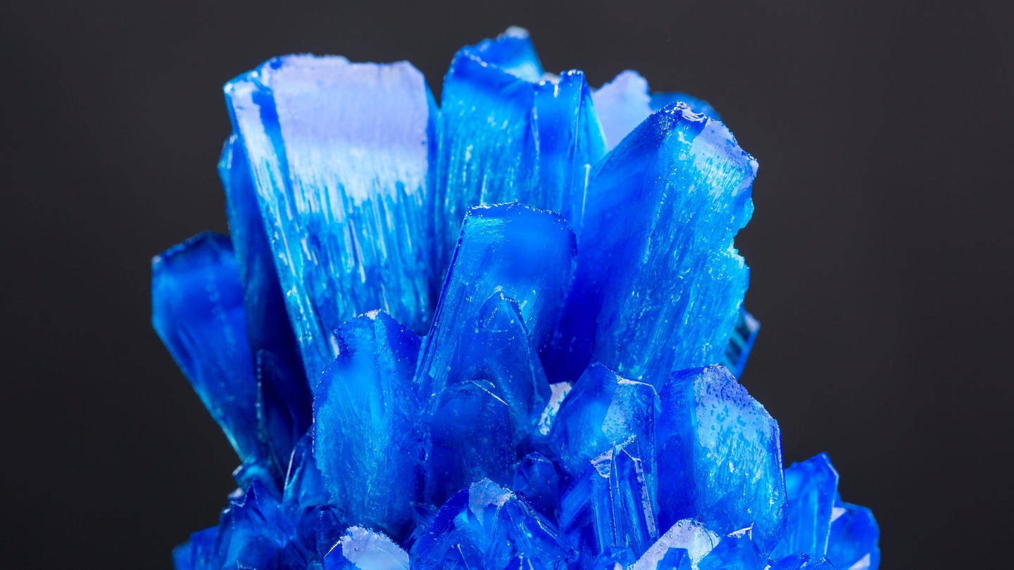 Blauer Salzkristall vor blauem Hintergrund (Foto: IMAGO, xNomadSoulx Panthermedia28059543)