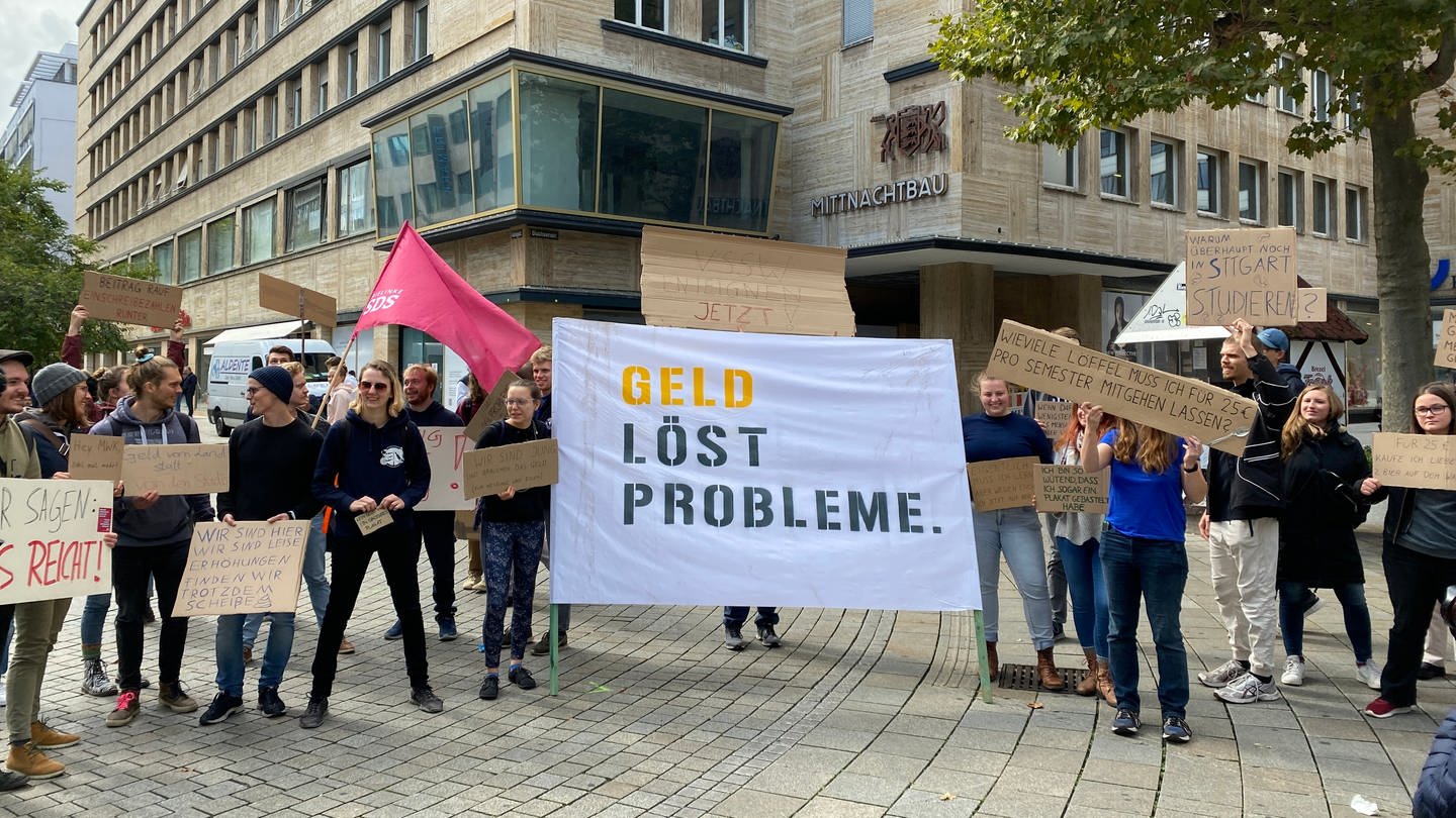 Studierende protestieren gegen steigende Studiengebühren in Stuttgart.