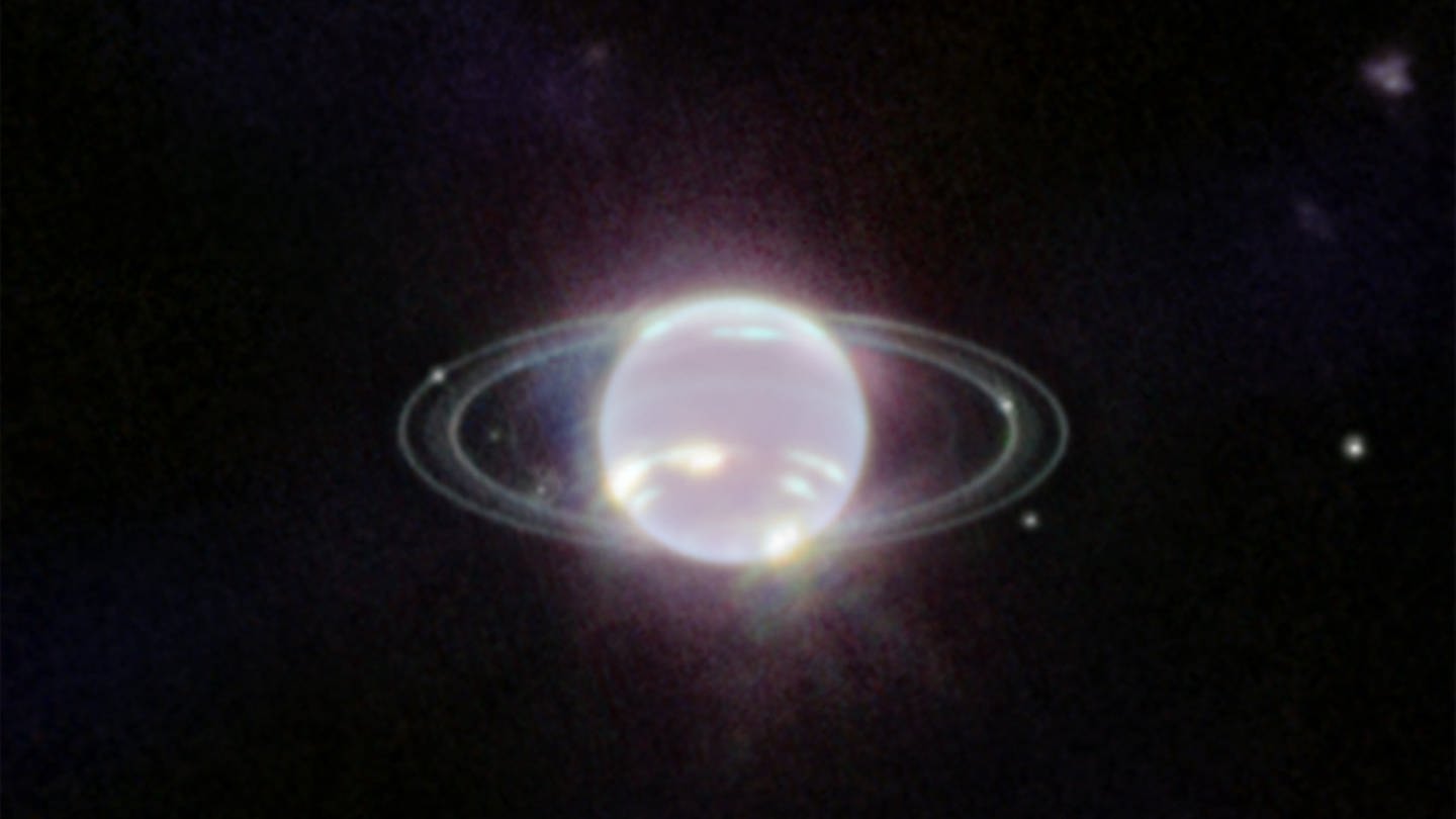 Der Planet Neptun schwebt im Zentrum einiger Ringe. Die Ringe wurden durch den Einsatz der Nahinfrarotkamera (NIRCam) zum ersten Mal seit mehr als drei Jahrzehnten in vollem Fokus sichtbar. (Foto: dpa Bildfunk, picture alliance/dpa/ESA/Webb | Space Telescope Science Institut)