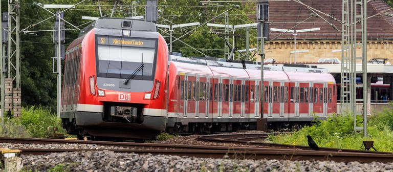 Eine S-Bahn fährt in den Bahnhof Bad Cannstatt ein. (Foto: IMAGO, IMAGO / Arnulf Hettrich)