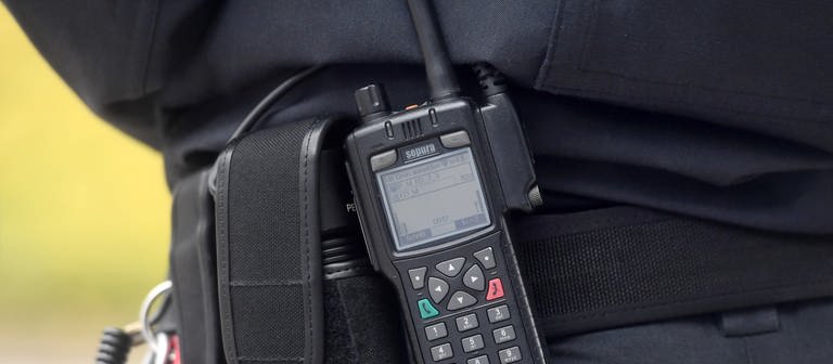  Eine Polizistin trägt ein digitales Polizei-Funkgerät am Gürtel. (Foto: dpa Bildfunk, picture alliance / Tobias Hase/dpa | Tobias Hase)