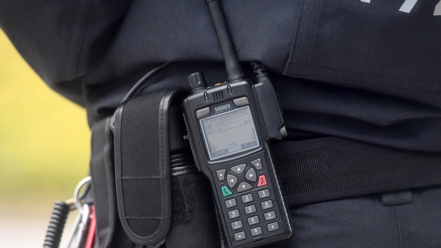 Eine Polizistin trägt ein digitales Polizei-Funkgerät am Gürtel. (Foto: dpa Bildfunk, picture alliance / Tobias Hase/dpa | Tobias Hase)