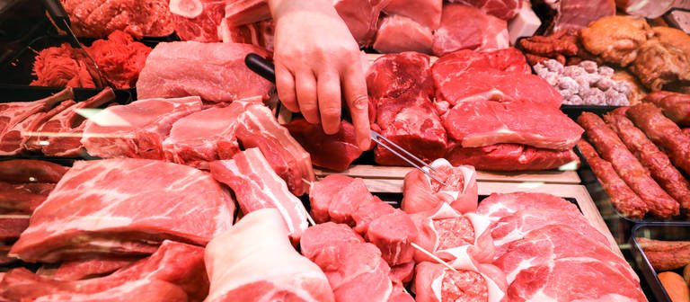 Verschiedene Sorten Schweinefleisch (v) und Rindfleisch liegen in einer Fleischtheke in einem Supermarkt. (Foto: dpa Bildfunk, picture alliance/dpa/dpa-Zentralbild | Jan Woitas)