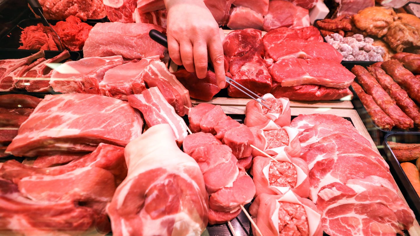 Verschiedene Sorten Schweinefleisch (v) und Rindfleisch liegen in einer Fleischtheke in einem Supermarkt.