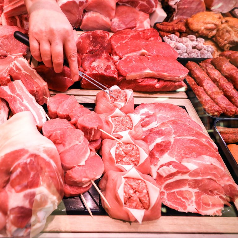 Verschiedene Sorten Schweinefleisch (v) und Rindfleisch liegen in einer Fleischtheke in einem Supermarkt. (Foto: dpa Bildfunk, picture alliance/dpa/dpa-Zentralbild | Jan Woitas)