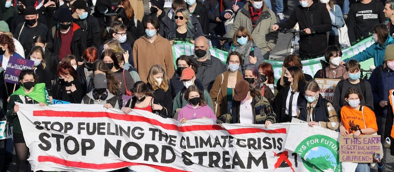 Junge Menschen demonstrieren für mehr Klimaschutz.  (Foto: dpa Bildfunk, picture alliance/dpa/dpa-Zentralbild | Bernd Wüstneck)