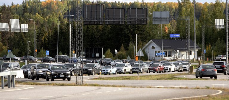 Autos stauen sich an der Grenze zu Finnland - viele Russen wollen ausreisen. (Foto: dpa Bildfunk, picture alliance/dpa/Lehtikuva | Lauri Heino)