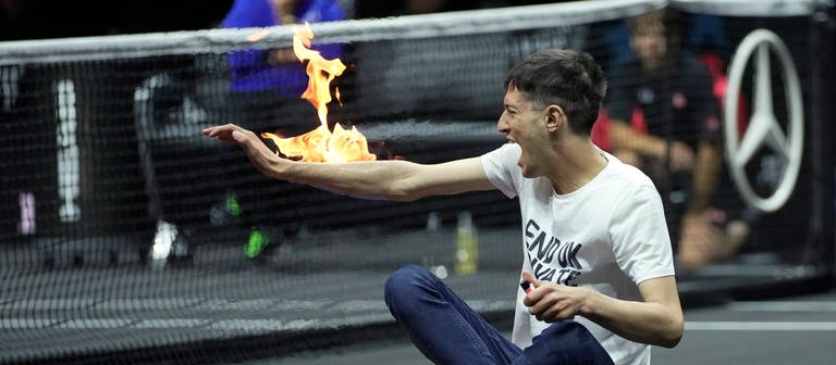 Mann brennt (Foto: dpa Bildfunk, picture alliance/dpa/AP | Kin Cheung)