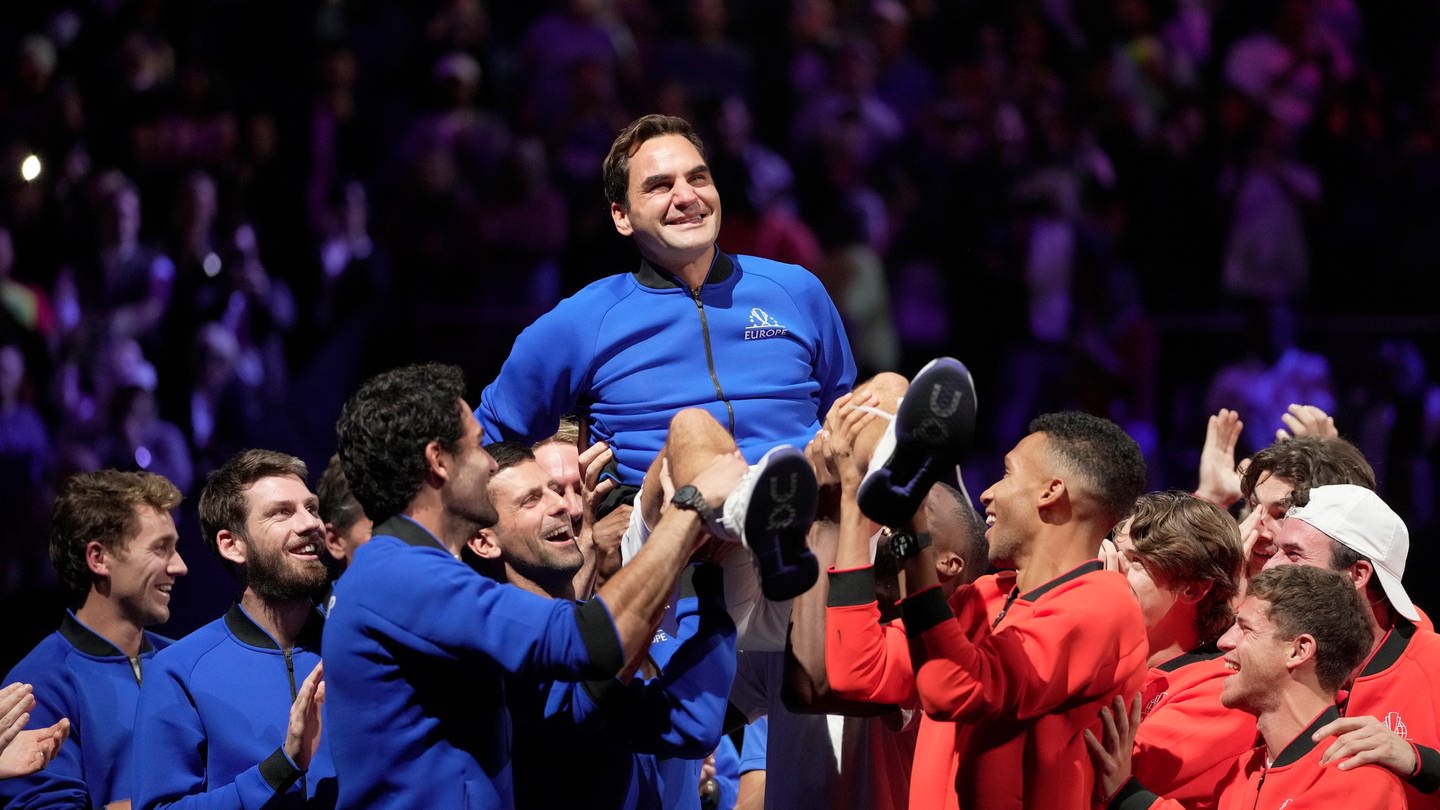 Tennis: Laver Cup, Doppel, Herren, o2-Arena, Federer (Schweiz) und Nadal (Spanien) - Sock (USA) und Tiafoe (USA): Roger Federer vom Team Europa wird nach dem Spiel von den anderen Spielern hochgehoben.