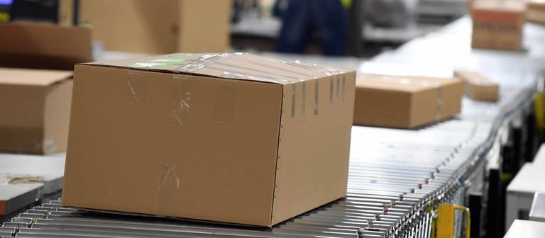 Paket auf einem Band im Logistik-Zentrum (Foto: dpa Bildfunk, picture alliance / Uli Deck/dpa | Uli Deck)
