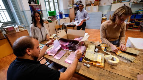 Vorbereitungen im Wahllokal in Italien - bei der Parlamentswahl haben die Rechten gute Chancen.  (Foto: IMAGO, IMAGO / ZUMA Press)