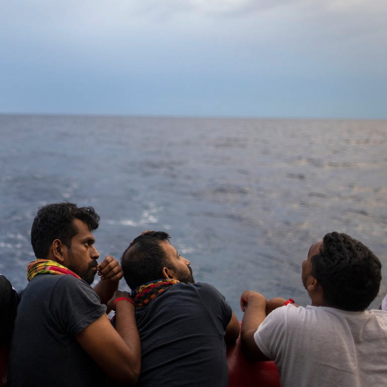Geflüchtete im Mittelmeer (Foto: dpa Bildfunk, picture alliance/dpa/AP | Jeremias Gonzalez)