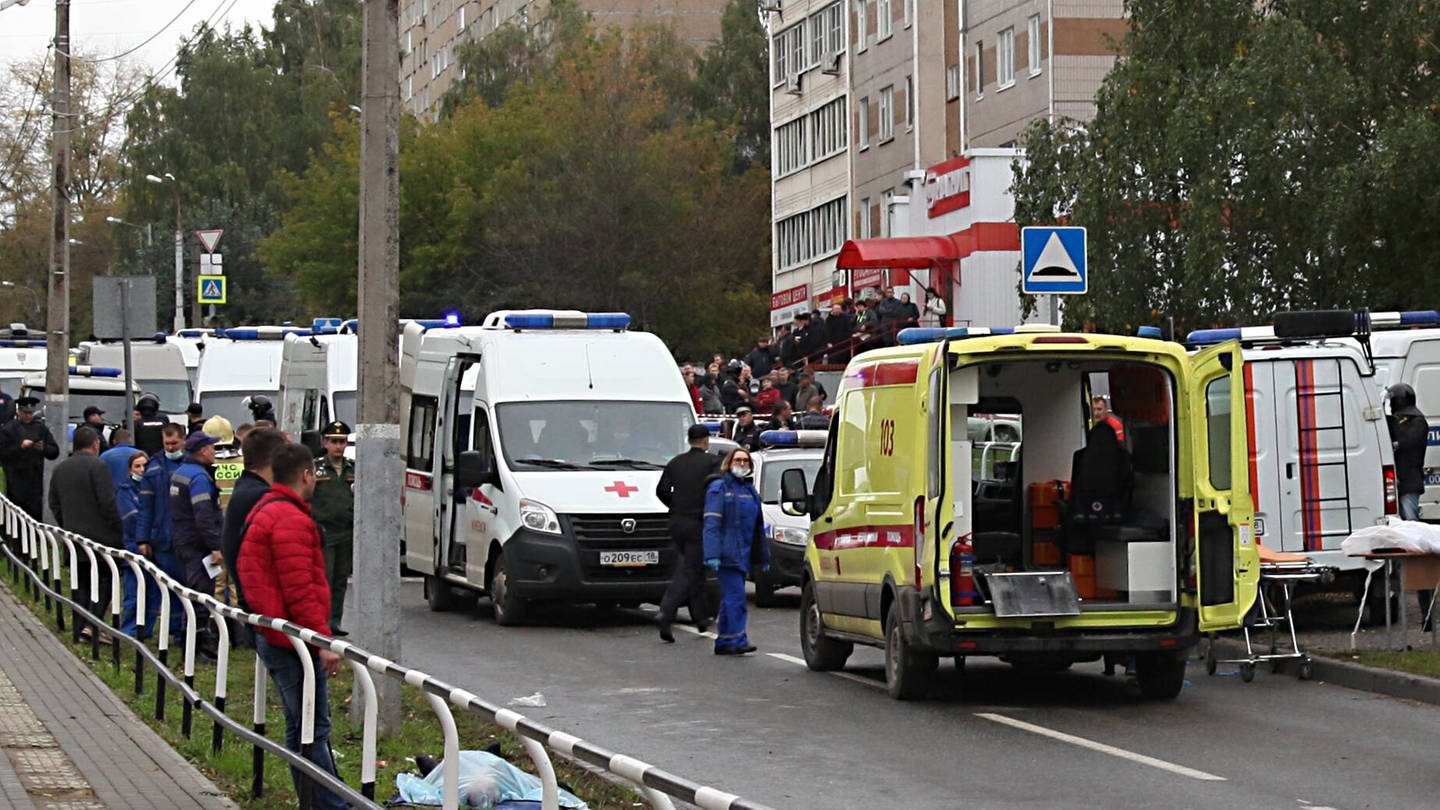 Krankenwagen auf einer Straße vor einer Schule in Russland