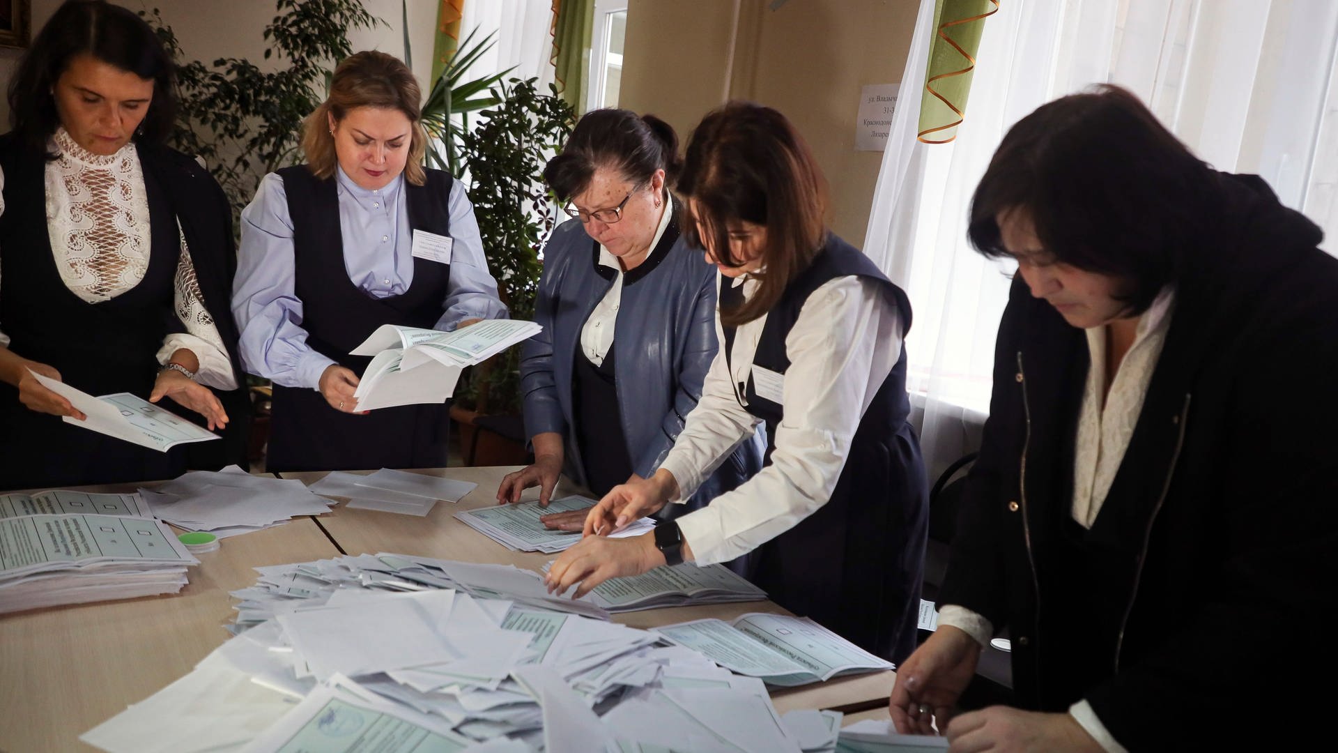 Mitglieder einer Wahlkommission zählen die Stimmzettel nach dem Scheinreferendum in einem Wahllokal in Donezk, der Hauptstadt der von Russland unterstützten und von Separatisten kontrollierten Volksrepublik Donezk. (Foto: dpa Bildfunk, picture alliance/dpa/AP | Uncredited)