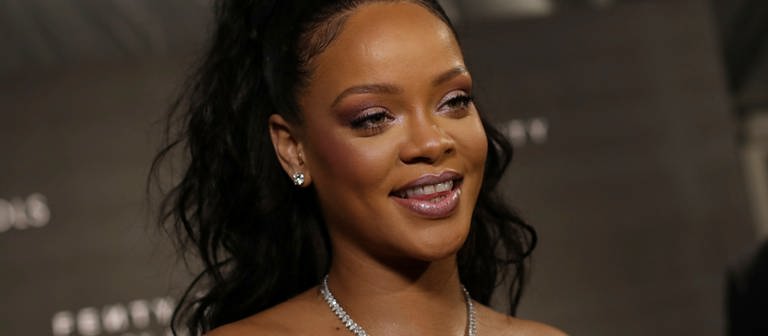 US-Sängerin Rihanna kommt am 19.09.2017 in London, Großbritannien, zu einer Präsentation ihrer Kosmetik- und Modemarke Fenty Beauty by Rihanna. (Foto: dpa Bildfunk, picture alliance / Vianney Le Caer/Invision/AP/dpa | Vianney Le Caer)