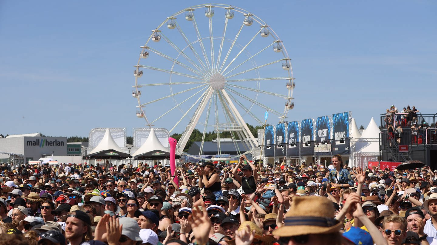 Festivalbesucher feiern bei Sonnenschein und 30 Grad Celsius beim Auftaktkonzert des Southsidefestivals 2022