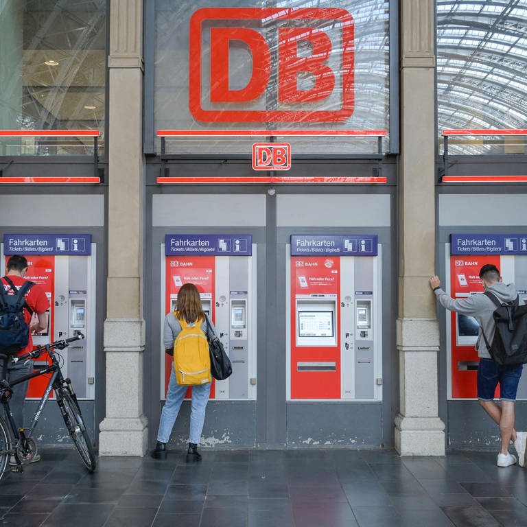 Bahn-Ticket-Automaten (Foto: dpa Bildfunk, picture alliance / imageBROKER | Schoening)