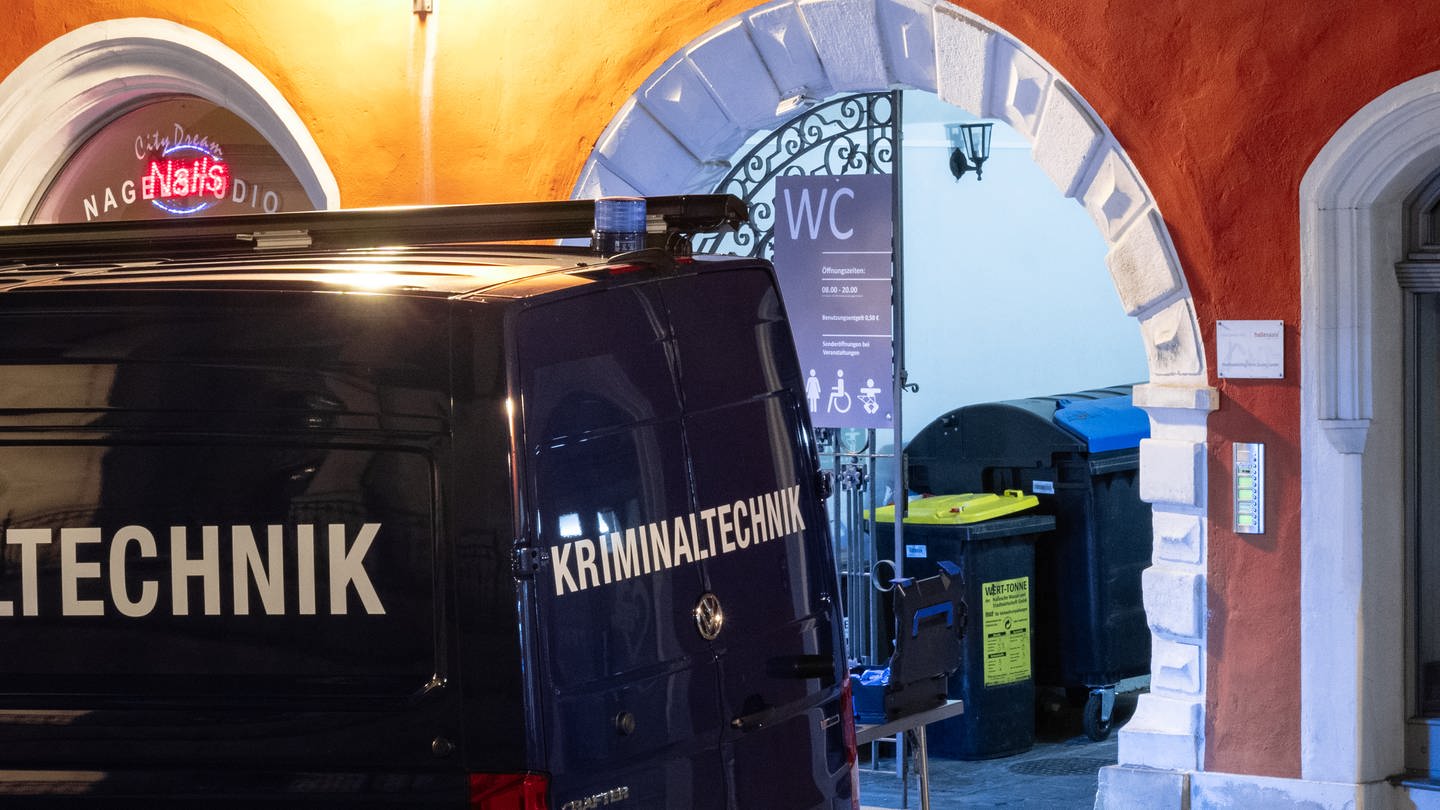 Ein Fahrzeug der Kriminaltechnik steht vor dem Zugang zu einer Toilette am Marktschlösschen in Halle/Saale.