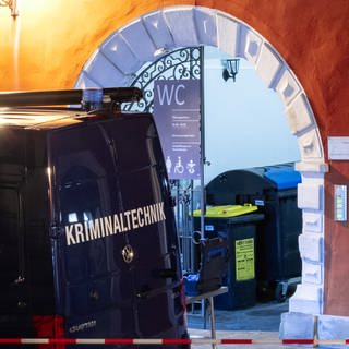 Ein Fahrzeug der Kriminaltechnik steht vor dem Zugang zu einer Toilette am Marktschlösschen in HalleSaale. (Foto: dpa Bildfunk, picture alliance/dpa | Hendrik Schmidt)