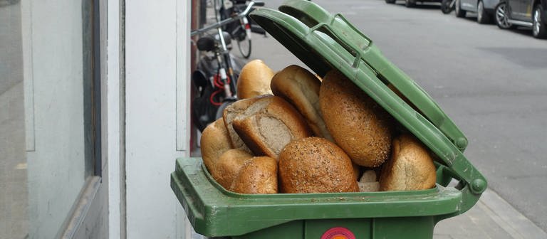 Altes Brot in einer Mülltonne (Foto: IMAGO, IMAGO / isslerimages)