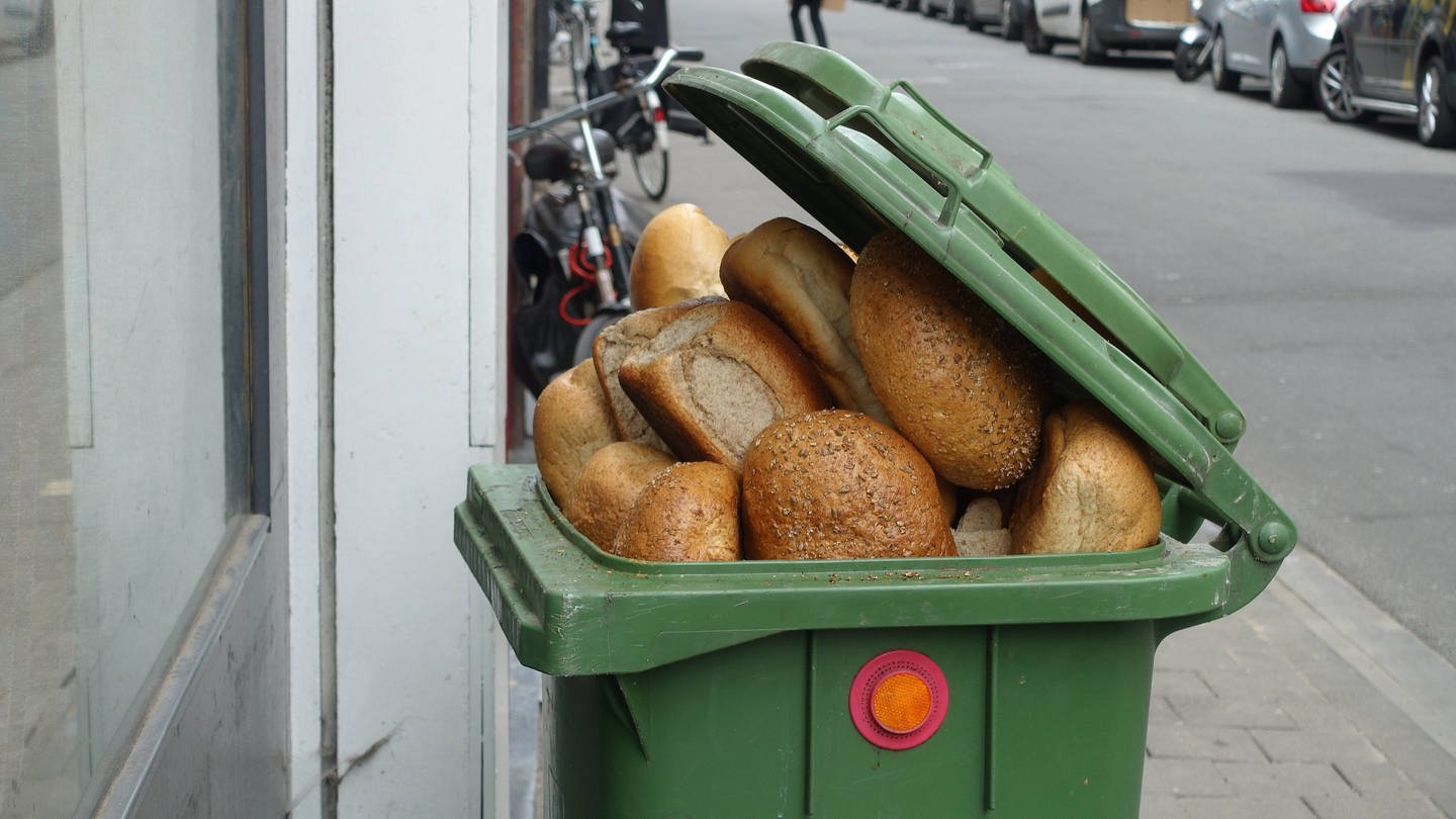 Altes Brot in einer Mülltonne