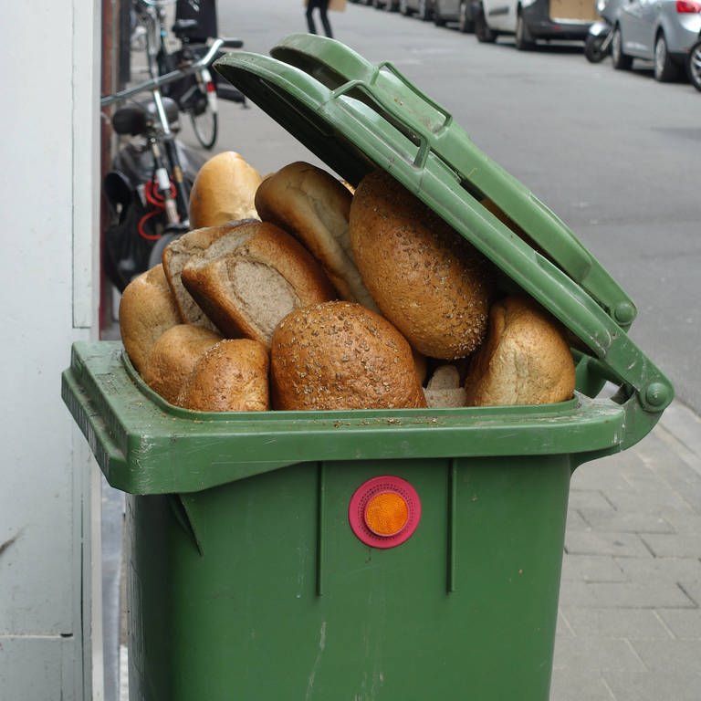 Altes Brot in einer Mülltonne (Foto: IMAGO, IMAGO / isslerimages)