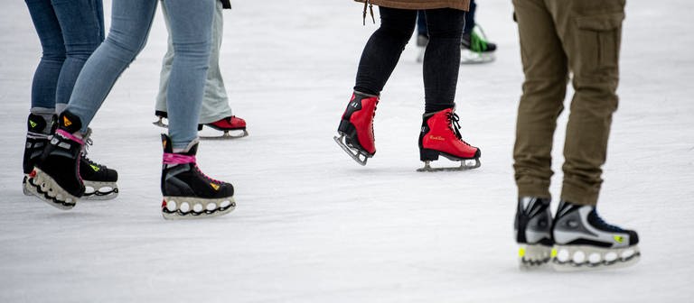 Junge Leute beim Schlittschuhlaufen (Foto: dpa Bildfunk, picture alliance/dpa | Fabian Sommer)