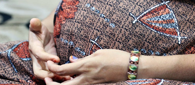 ARCHIV - Leihmutter Arpita Christian hält am 06.05.2014 ihre Hände im Leihmutter-Haus der Akanksha Infertility Clinic in Anand (Indien) vor ihrem Babybauch. (Foto: dpa Bildfunk, picture alliance / dpa | Doreen Fiedler)