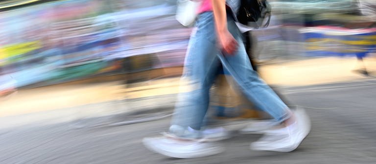 Junge Leute laufen durch die Fußgängerzone (Foto: IMAGO, IMAGO / Rolf Poss)