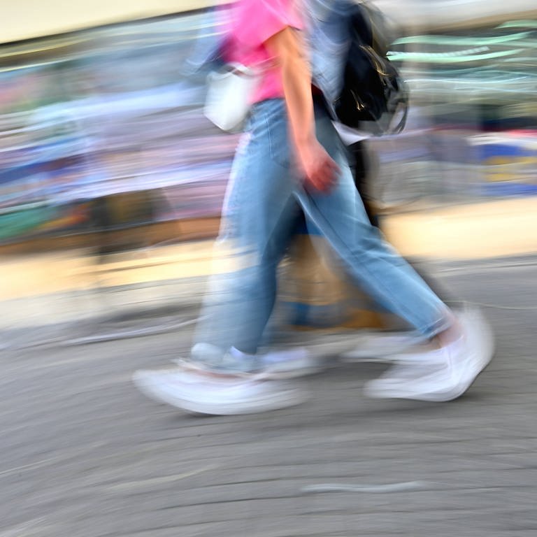 Junge Leute laufen durch die Fußgängerzone (Foto: IMAGO, IMAGO / Rolf Poss)