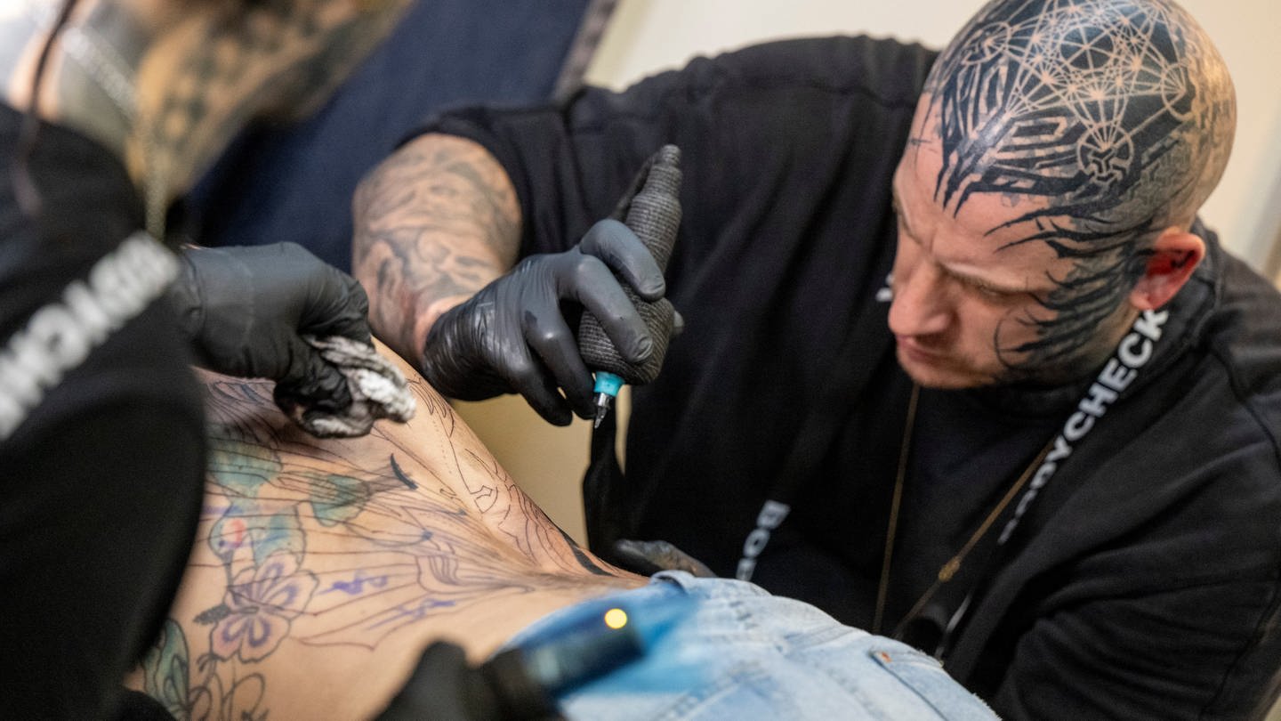 Nicht alle Tattoos gehen bei der Polizei durch - auch wenn man sie nicht sieht.