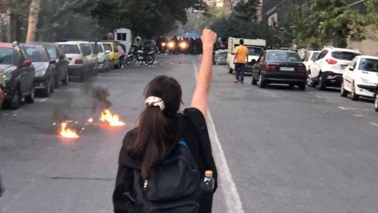 Iranische Frau erhebt Faust bei Protesten (Foto: Twitter / uncredited)