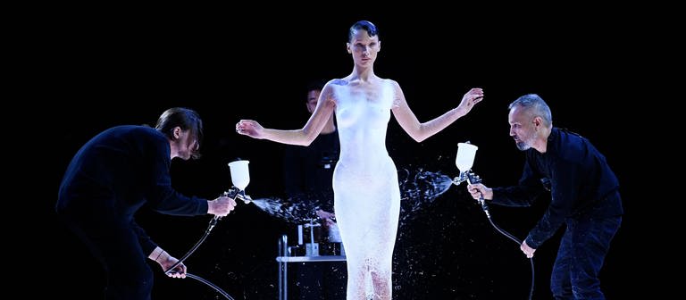 Bella Hadid, Model aus den USA, wird während der Coperni Spring-Summer 2023 Modenschau im Rahmen der Fashion Week in Paris mit Sprühschaum bekleidet. (Foto: dpa Bildfunk, picture alliance/dpa/AFP | Julien De Rosa)