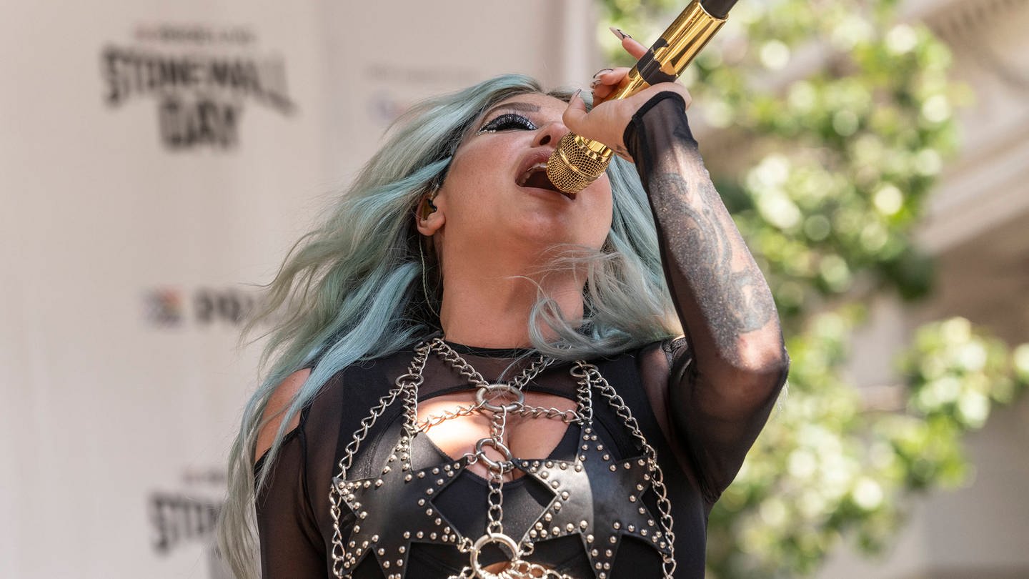 Kesha auf der Bühne beim Stonewall Day