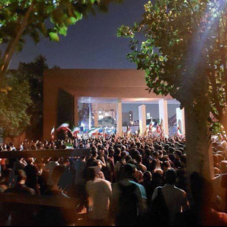 An der renomierten Scharif-Universtität in Teheran (Iran) demonstrieren Studierende. (Foto: Twitter @ShouraHashemi)