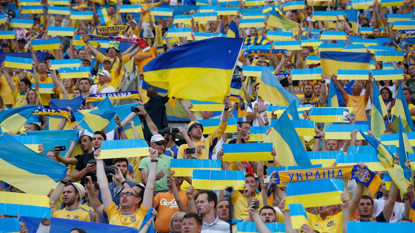 Fans im Fußballstadion mit vielen Ukraine-Fahnen