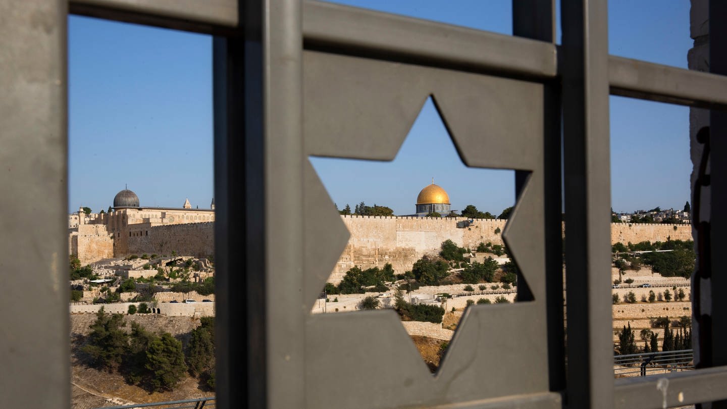 Durch eine Tür mit einem Davidstern ist die Altstadt von Jerusalem (Israel) mit dem Felsendom zu sehen. (Foto: dpa Bildfunk, picture alliance / Oded Balilty/AP/dpa | Oded Balilty)