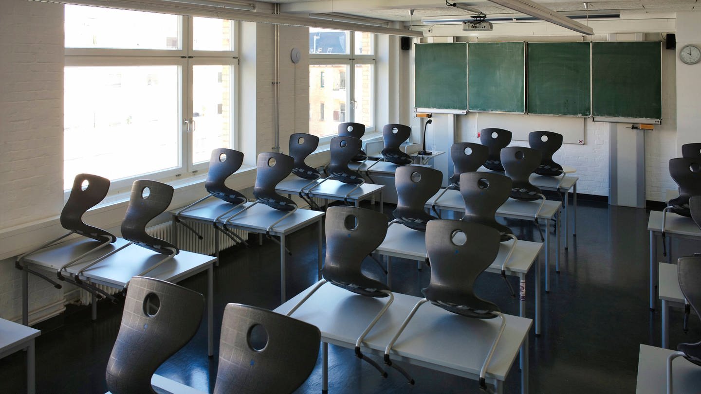 Leeres Klassenzimmer (Foto: IMAGO, IMAGO / Michael Weber)