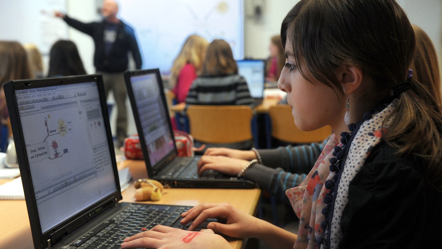 Symbolbild Medienkompetenz: Ein junges Mädchen sitzt in der Schule vor einem Laptop (Foto: DASDING, dpa Bildfunk, picture alliance / dpa | Ingo Wagner)