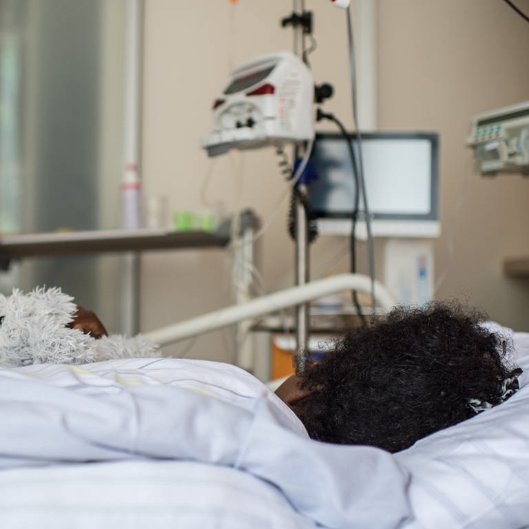 Die 19 Jährige Deqo (Name geändert) aus Somalia, liegt am 18.07.2016 im Krankenhaus Waldfriede in Berlin in ihrem Bett. Sie kämpft mit schweren Folgen von Genitalverstümmelung, die sie als kleines Kind erlitten hat. (Foto: dpa Bildfunk, picture alliance / Wolfram Kastl/dpa | Wolfram Kastl)