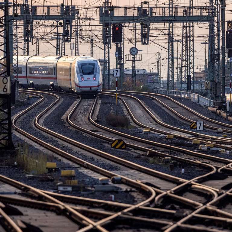 Kann man die Strecken der Bahn besser schützen?  (Foto: IMAGO, IMAGO / Arnulf Hettrich)