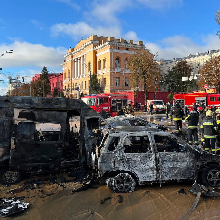 Kaputte Autos nach Explosionen in Kyjiw (Foto: dpa Bildfunk, dpa)
