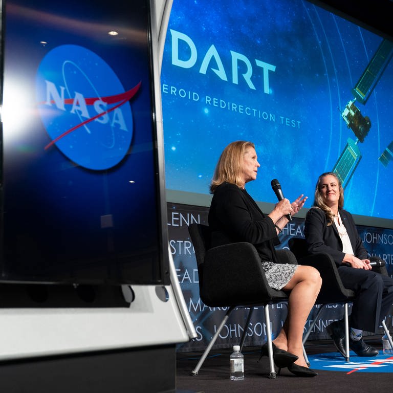 Besprechung nach der erfolgreichen DART-Mission der NASA. (Foto: dpa Bildfunk, picture alliance/dpa/AP | Alex Brandon)