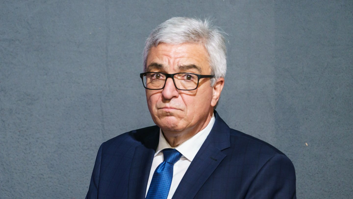Roger Lewentz (SPD), designierter und derzeitiger Innenminister, steht vor der Presse