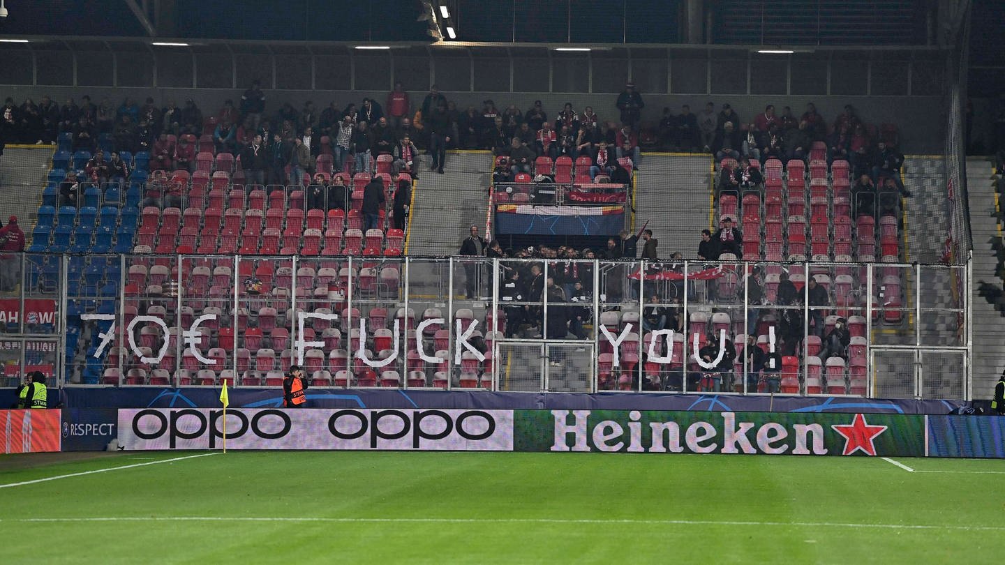 Fans von Bayern München protestieren beim Champions-League-Spiel in Pilsen.