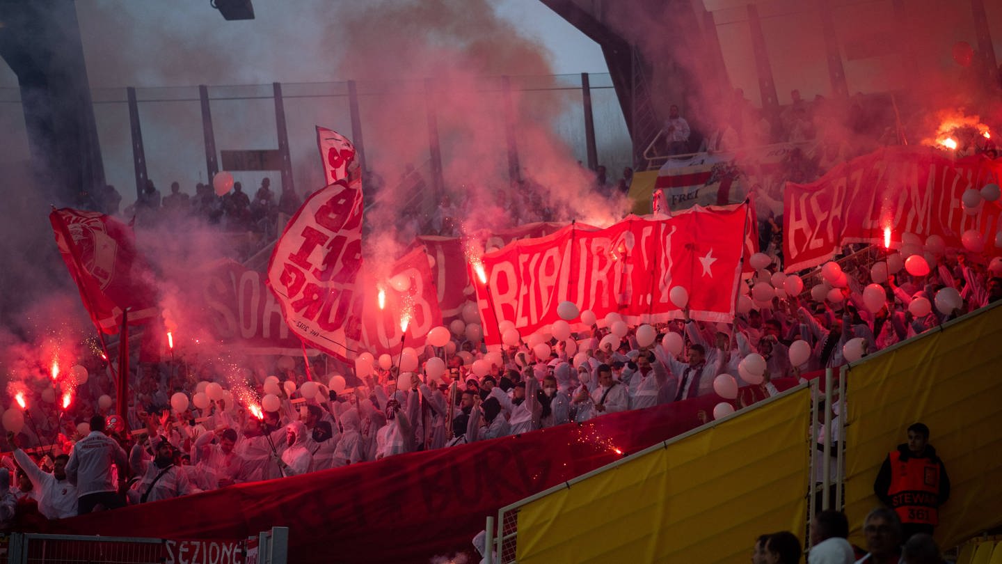 Anhänger des SC Freiburg zünden Pyrotechnik in Nantes.