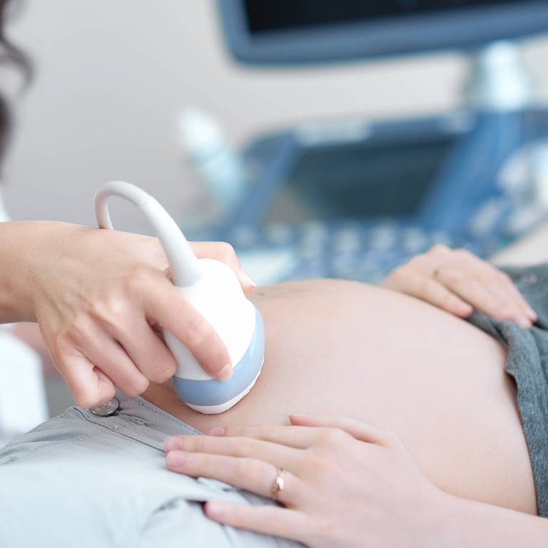 Doctor using ultrasound equipment screening of pregnant woman. (Foto: IMAGO, IMAGO / YAY Images)